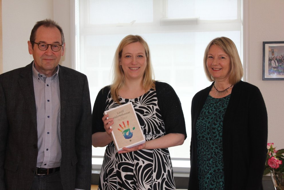 Bókin „Litróf einhverfunnar“ er komin út. Fyrsta eintak afhent ráðherra