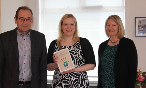 Bókin „Litróf einhverfunnar“ er komin út. Fyrsta eintak afhent ráðherra