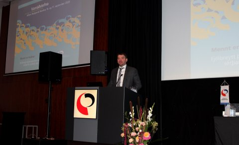 Barnamálaráðherra setur ráðstefnuna