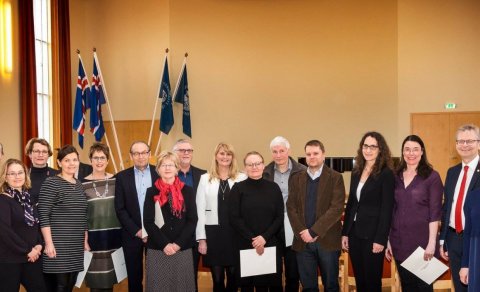 Afhending akademískra nafnbóta við HÍ